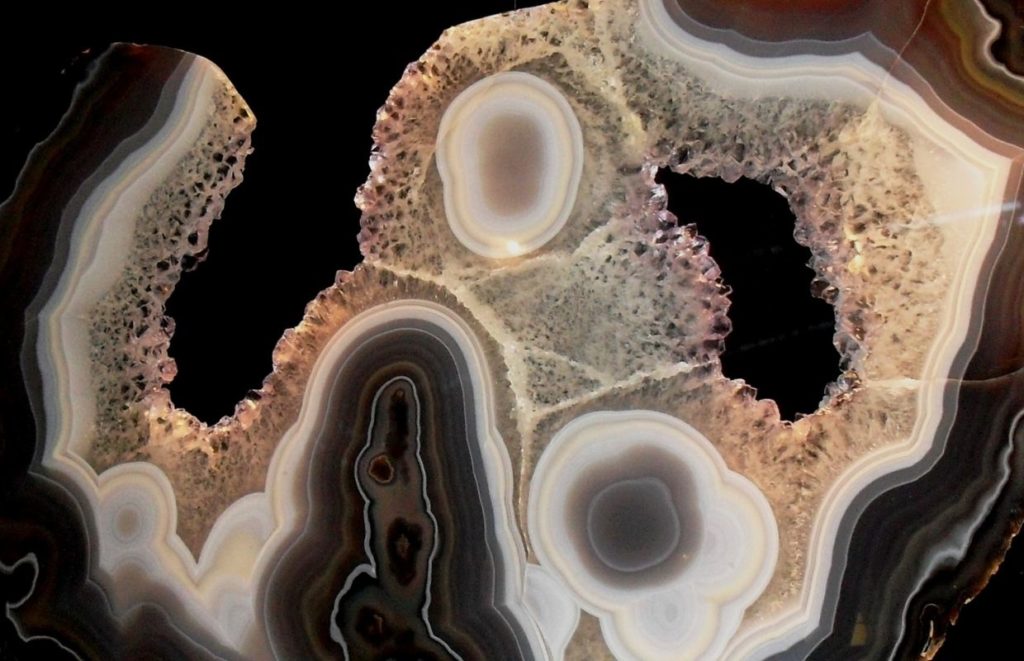 Agate is a crystal that can be found in Missouri - guide to rock hunting in Missouri
